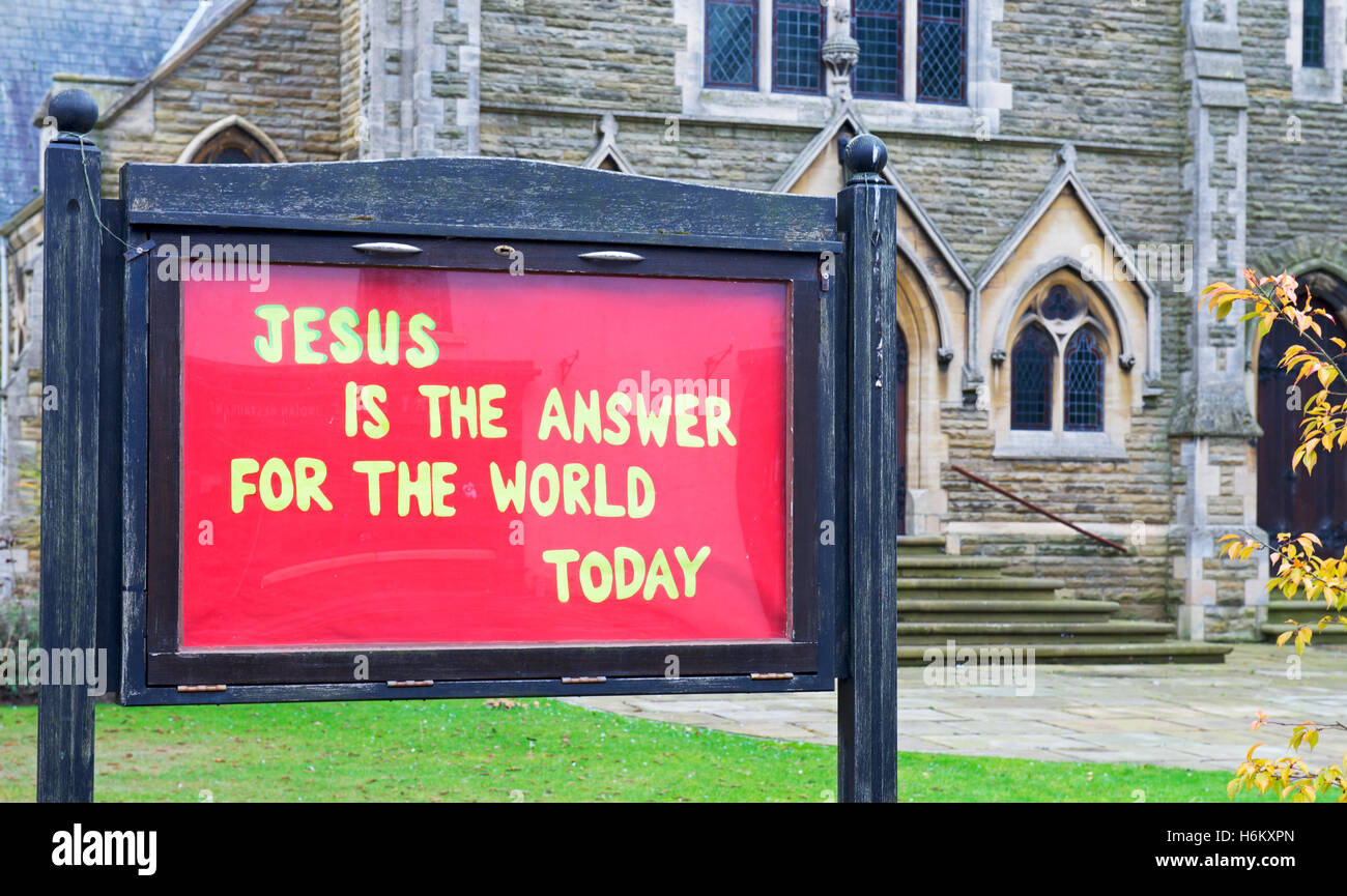 Inscription - Jésus est la réponse pour le monde aujourd'hui - en dehors de la Wesley Memorial Chapel, Epworth, Nord du Lincolnshire, Angleterre Royaume-uni Banque D'Images