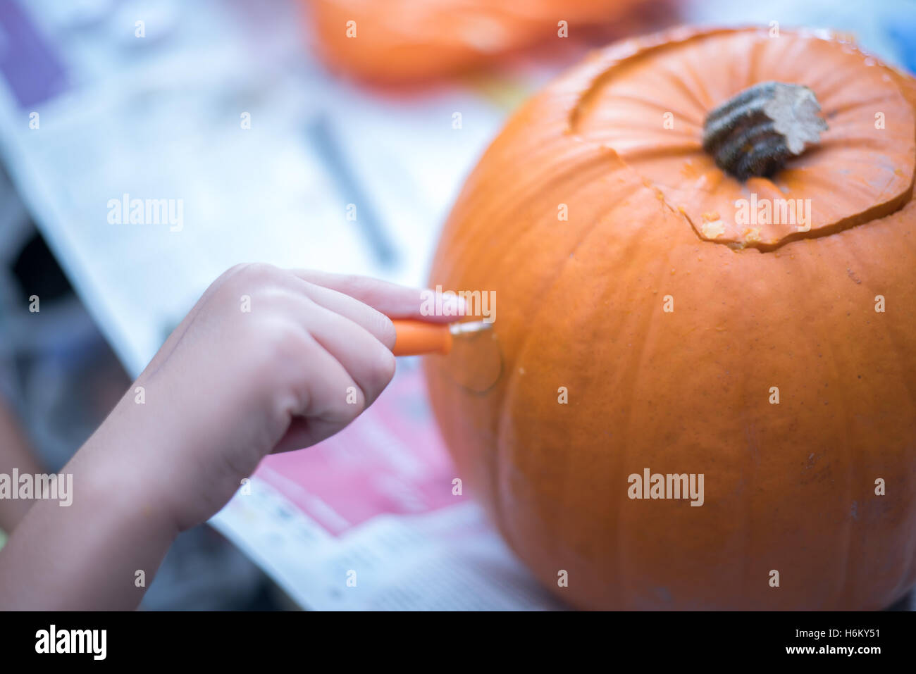 Pumpkin carving- découpage Banque D'Images