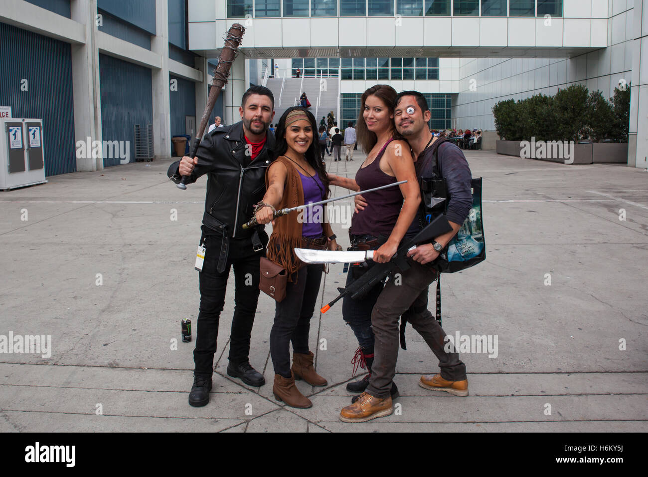 STAN LEE LA COMIC CON : cosplayeurs déguisés en personnages Negan The  Walking Dead, Michonne, Maggie et Glenn Photo Stock - Alamy