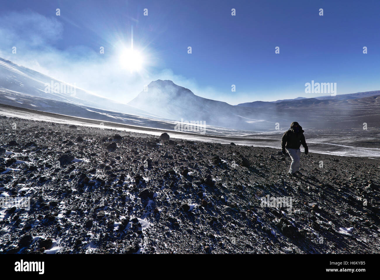Haut ascendant de l'alpiniste de montagnes volcaniques enneigés sous le soleil du matin. Banque D'Images