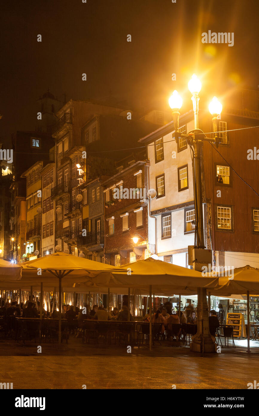 Nuit au Cais da Ribeira, à Porto, Portugal Banque D'Images