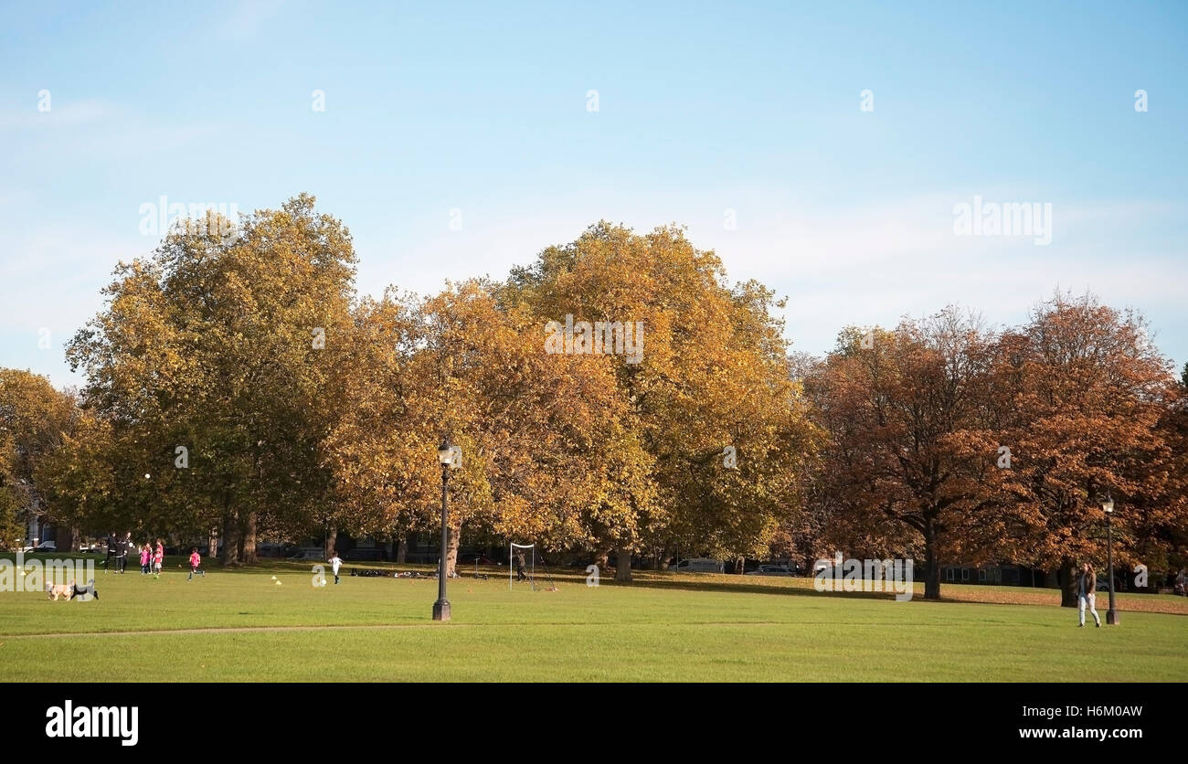 Bénéficiant d'une journée ensoleillée d'automne dans la région de Primrose Hill Park. London.bright Banque D'Images