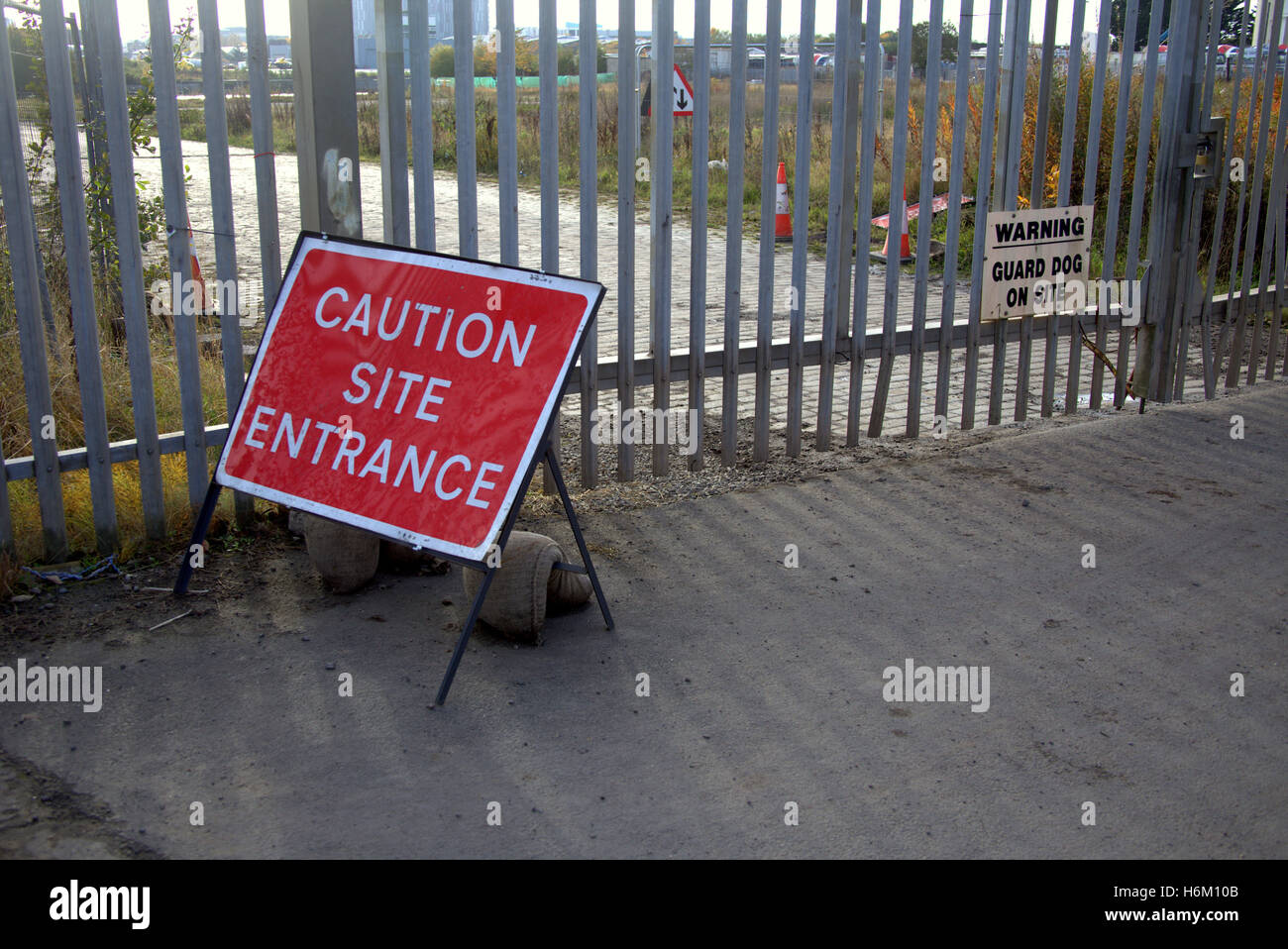Entrée du site Avertissement panneaux rouges avec chien de protection sign Banque D'Images