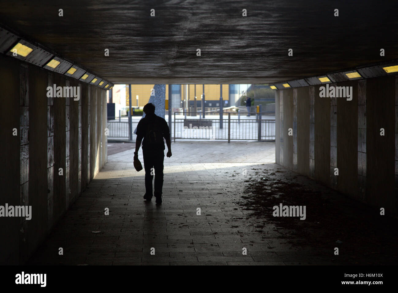 Jeune homme marchant dans le passage souterrain de la ville d'ossature Glasgow, Écosse, Royaume-Uni Banque D'Images