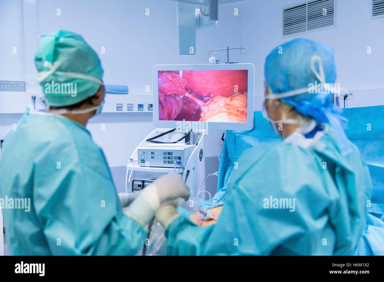 Surgeons performing surgery en salle d'opération. Banque D'Images