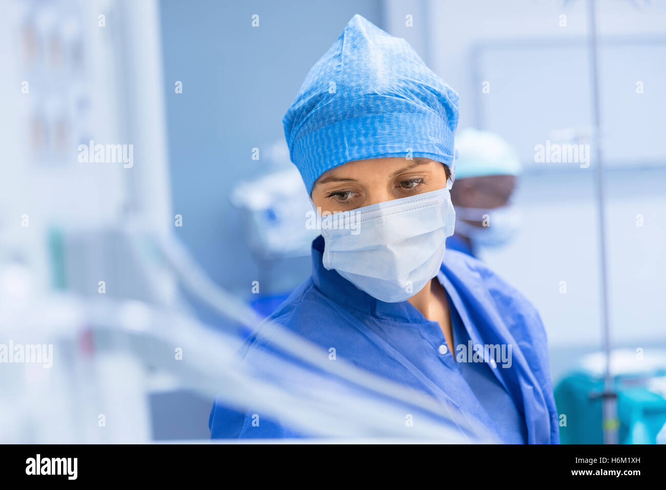Anesthésiste travaillant en salle d'opération Banque D'Images