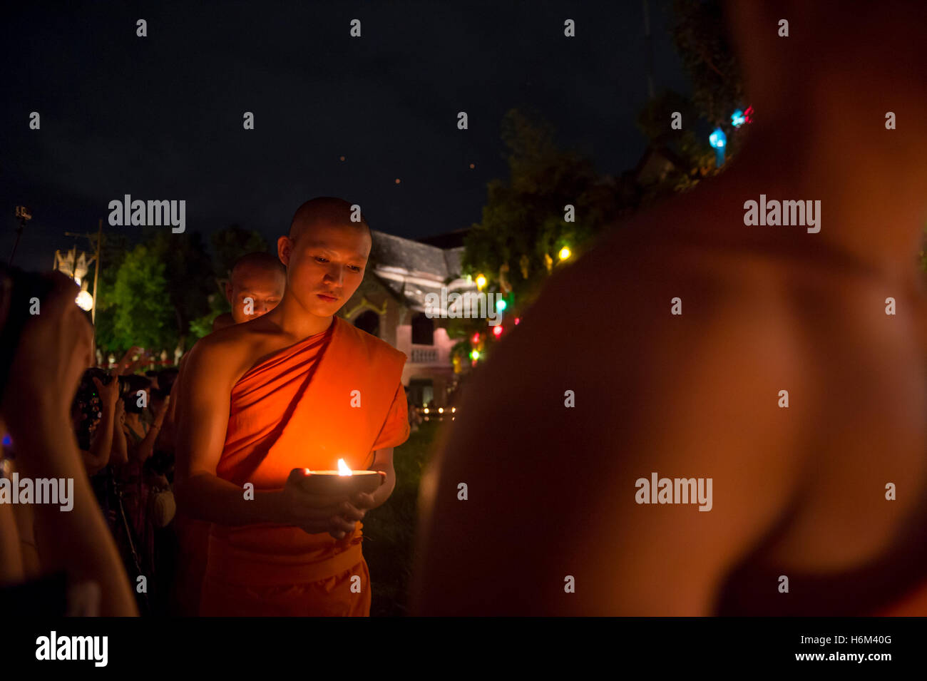 CHIANG MAI, THAÏLANDE - 6 NOVEMBRE 2014 : les jeunes moines bouddhistes entrez une Loy Krathong festival des lumières cérémonie à Wat Pan Tao. Banque D'Images