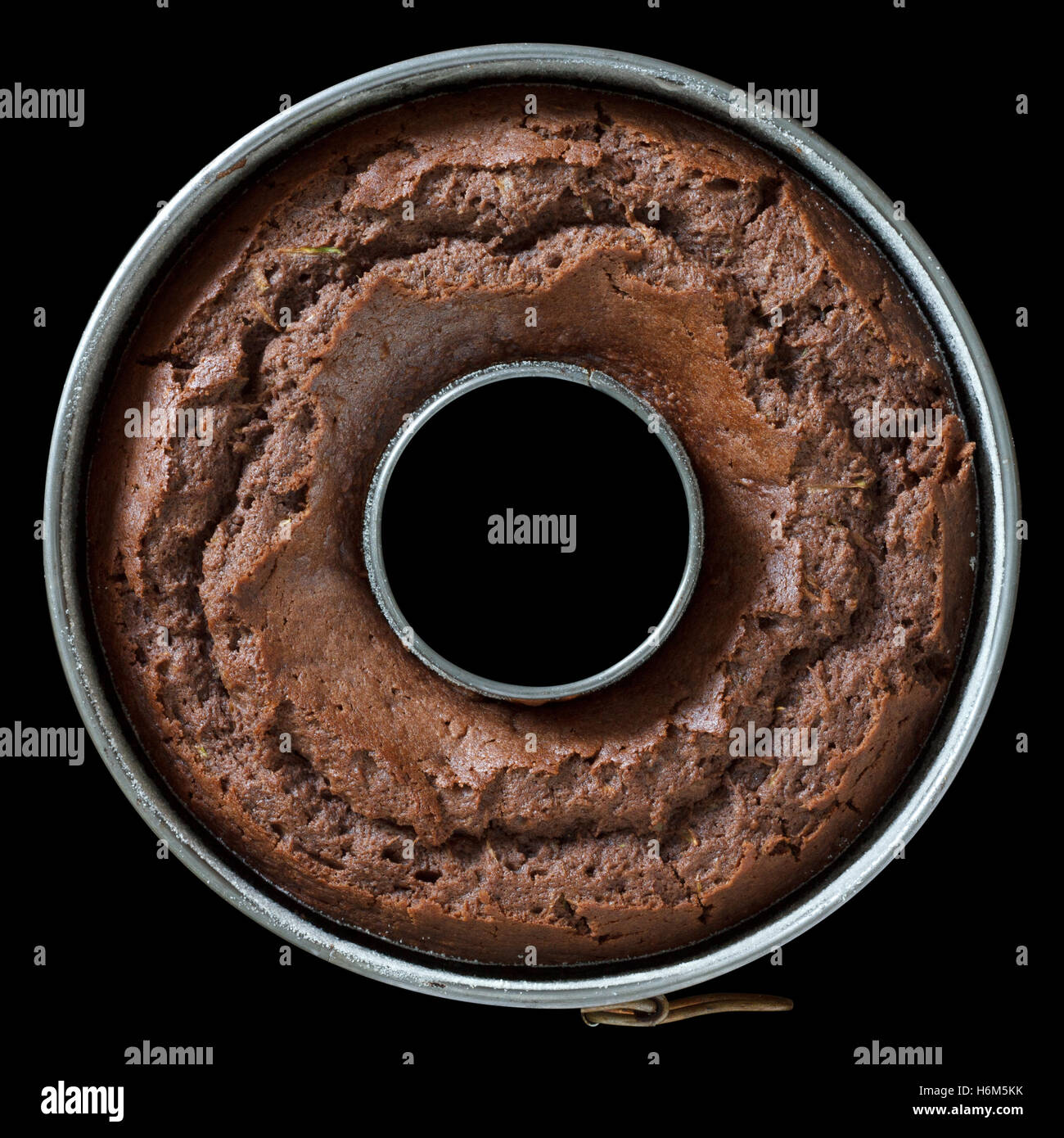 Rond en métal réglable avec anneau de cuisson gâteau au chocolat. Banque D'Images