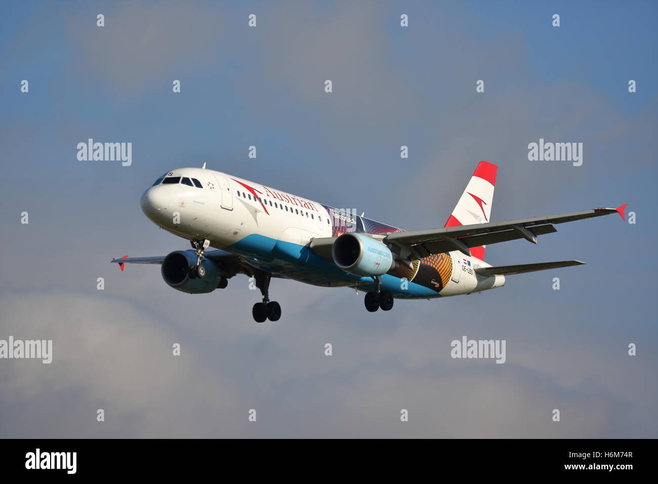 Austrian Airlines Airbus A320-200 OE-lbs à l'atterrissage à l'aéroport Heathrow de Londres, UK Banque D'Images