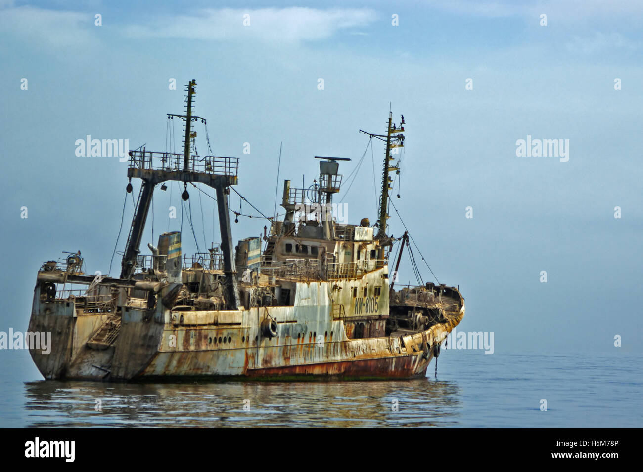 Vieux naufrage en mer Banque D'Images