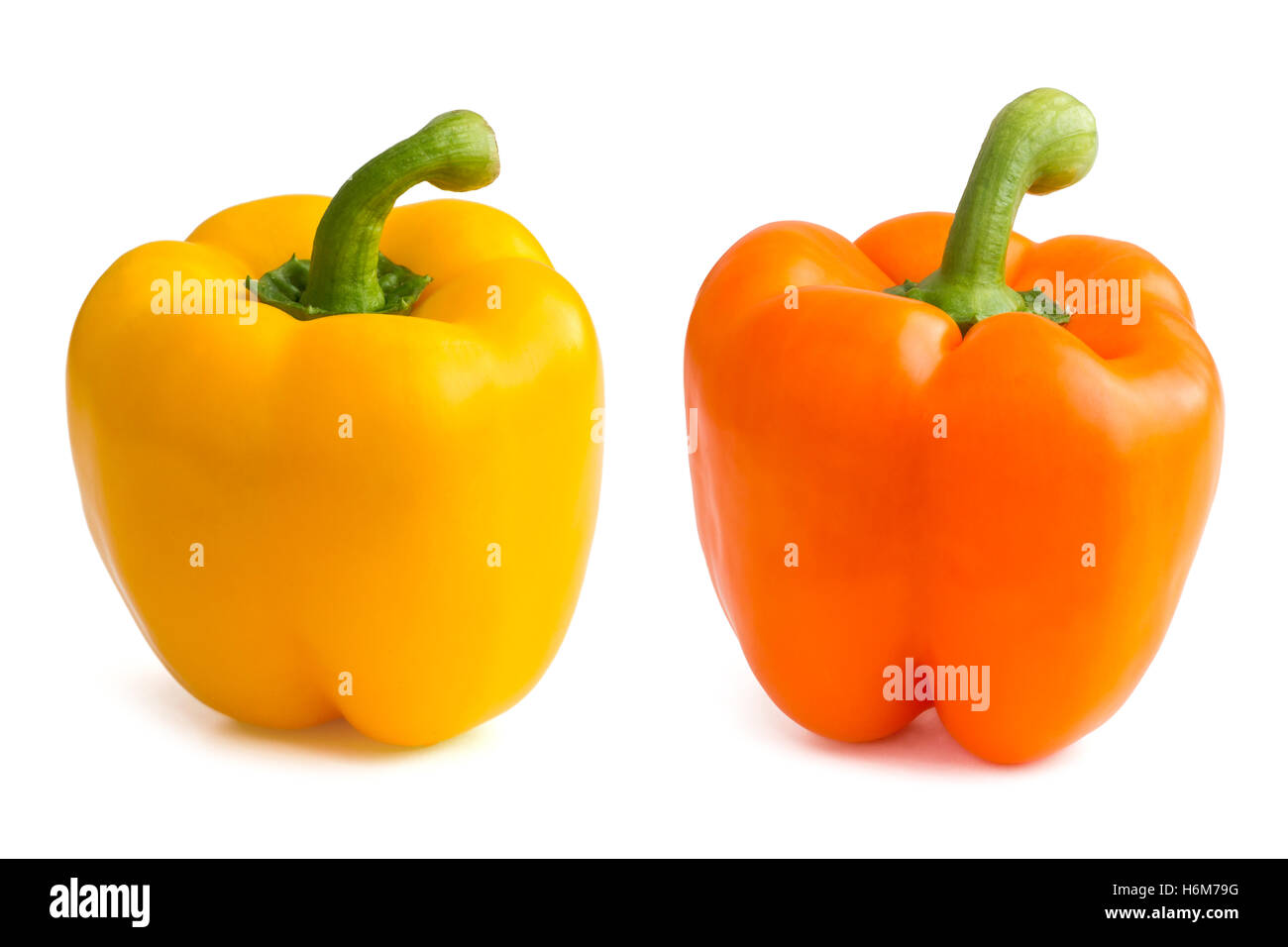 Poivrons jaunes et orange sur fond blanc. Banque D'Images