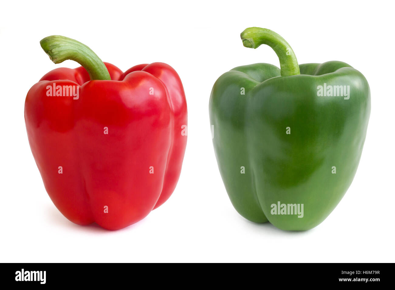 Poivrons rouges et verts sur fond blanc. Banque D'Images