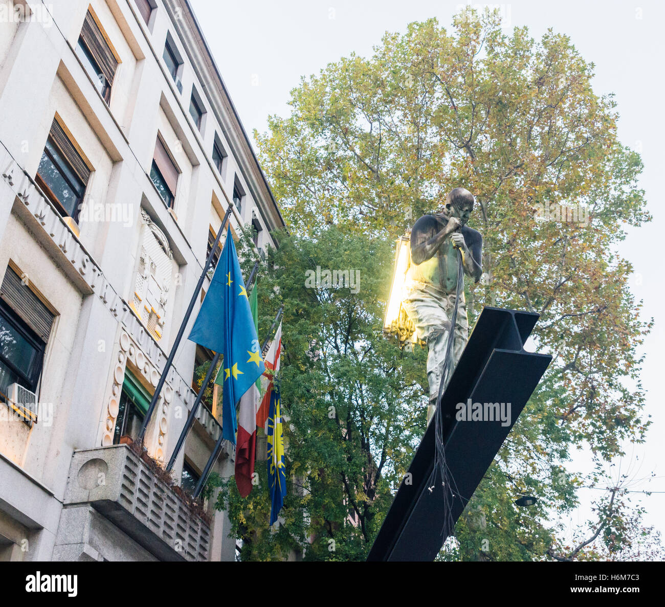 Un mémorial a été inauguré dans une rue de Milan pour se souvenir des victimes des attaques terroristes de New York le 11 septembre 2001 Banque D'Images
