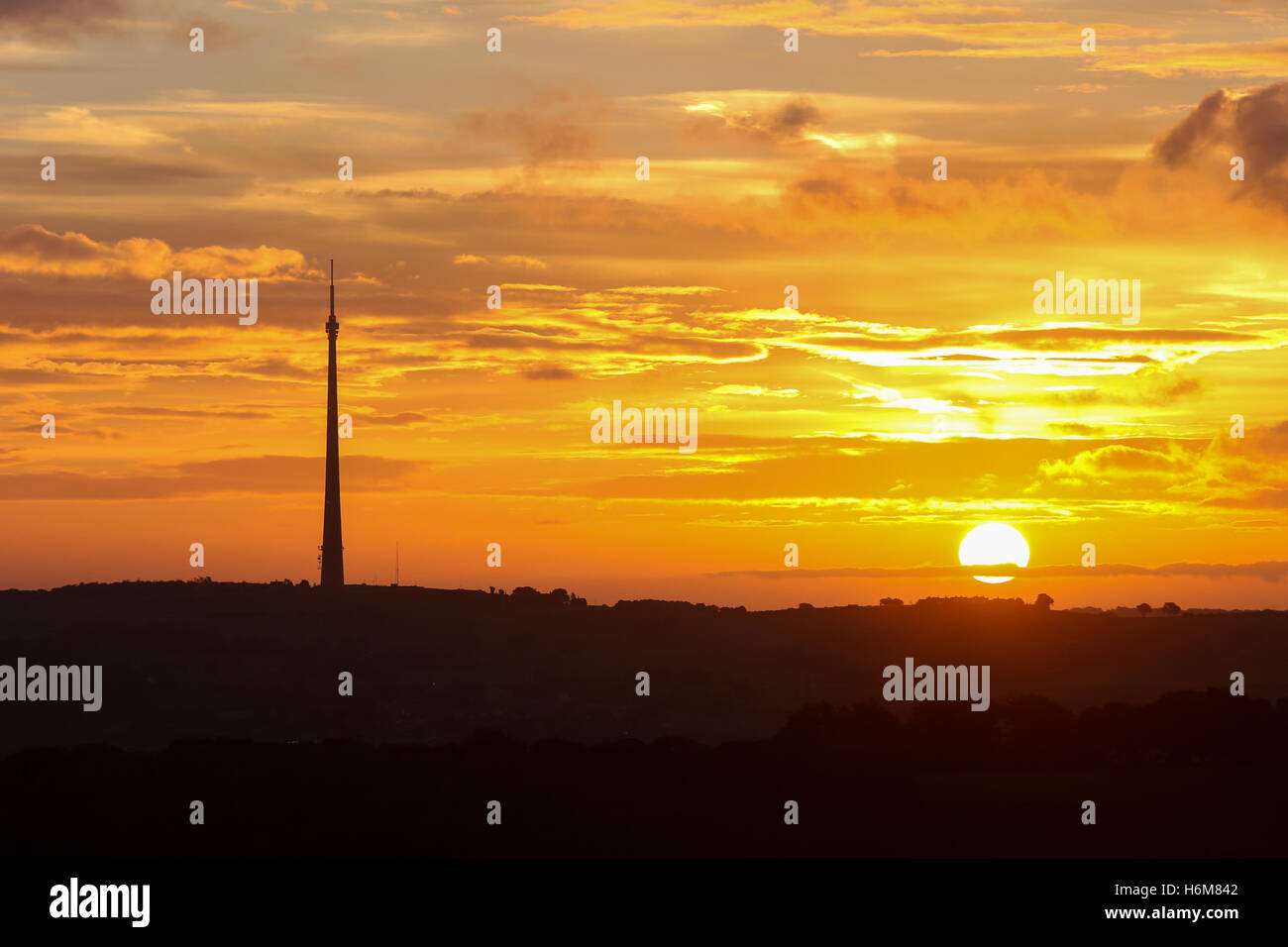 17/10/2016, Huddersfield, UK. Le soleil se lève sur l'automne emley moor mât sur un matin froid dans le West Yorkshire Banque D'Images