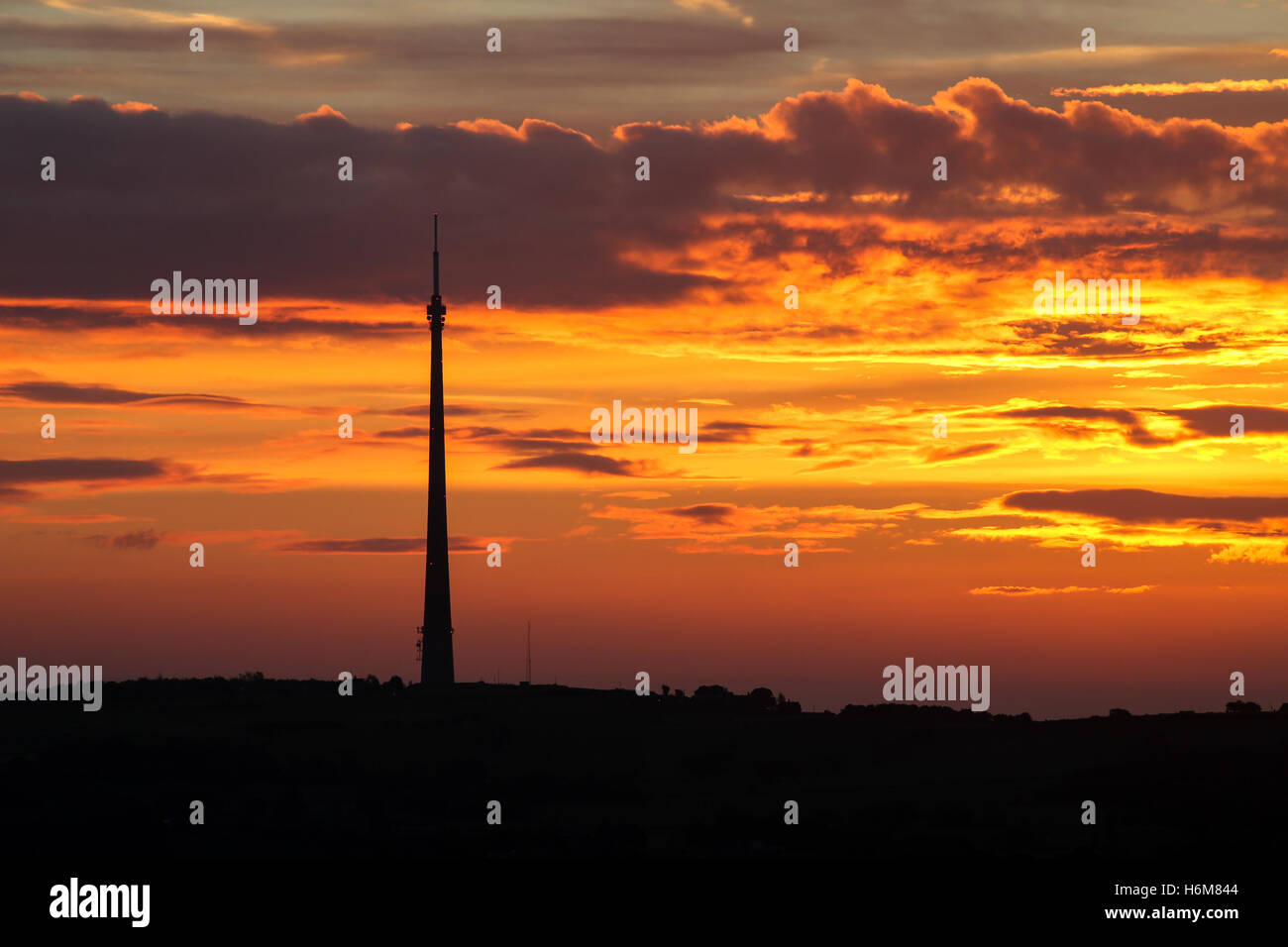 17/10/2016, Huddersfield, UK. Le soleil se lève sur l'automne emley moor mât sur un matin froid dans le West Yorkshire Banque D'Images