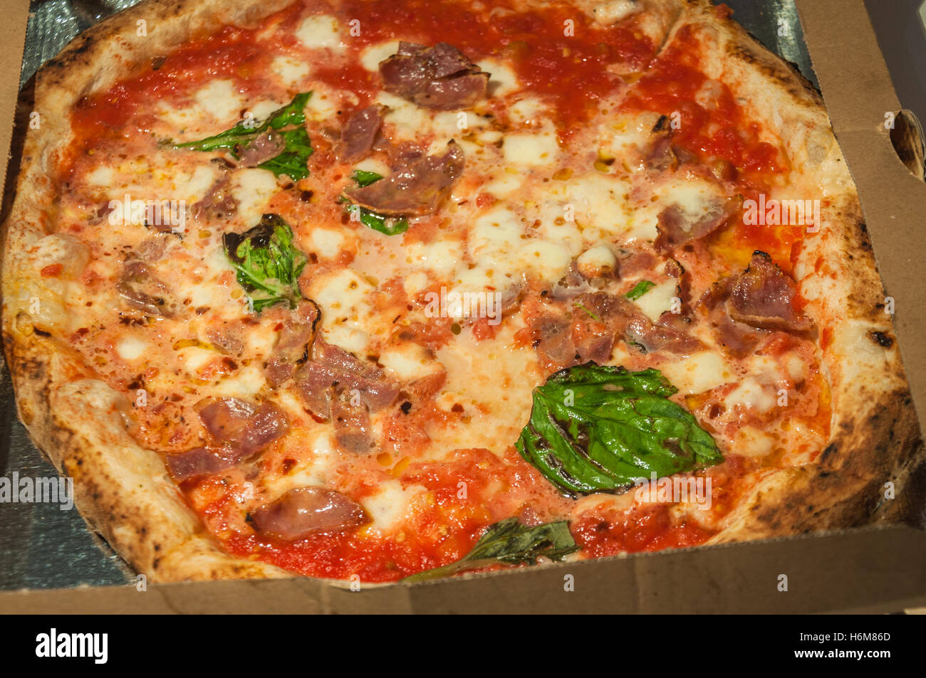 La pizza napolitaine classique dans une boîte à emporter. Banque D'Images