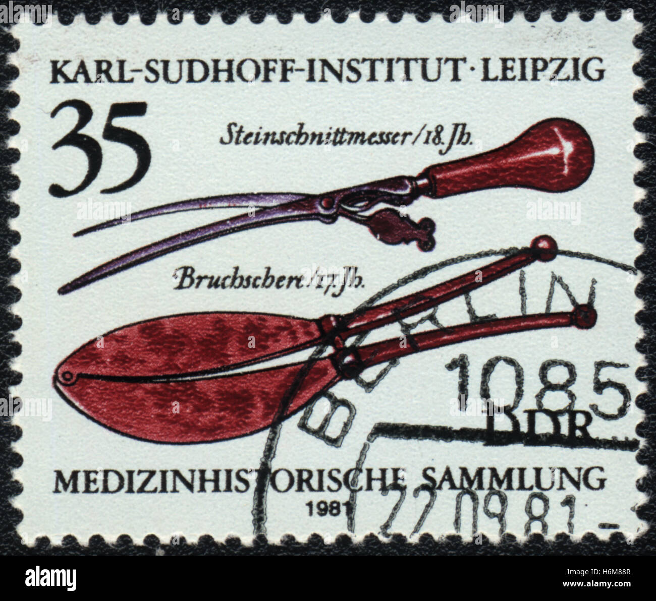 Un timbre-poste imprimé en Allemagne DDR, montre Collection d'instruments médicaux et 18 siècle, Leipzig, 1985 Banque D'Images