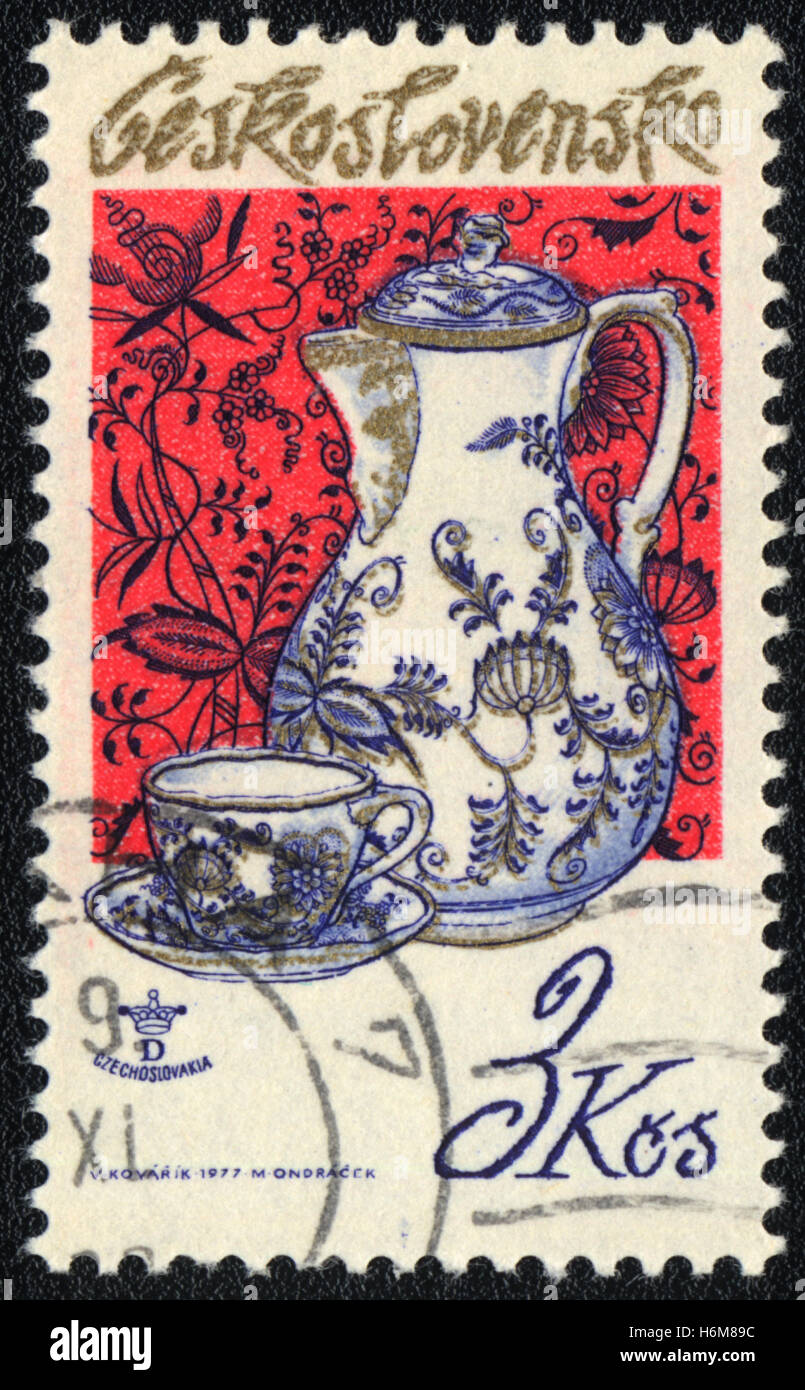 Un timbre-poste imprimé en Tchécoslovaquie, spectacles verseuse et verre, vers 1977 Banque D'Images
