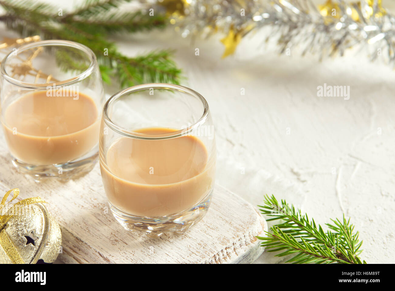 Irish Cream Liqueur de café, et des ornements de décoration de Noël sur fond blanc - homemade Christmas boissons Banque D'Images