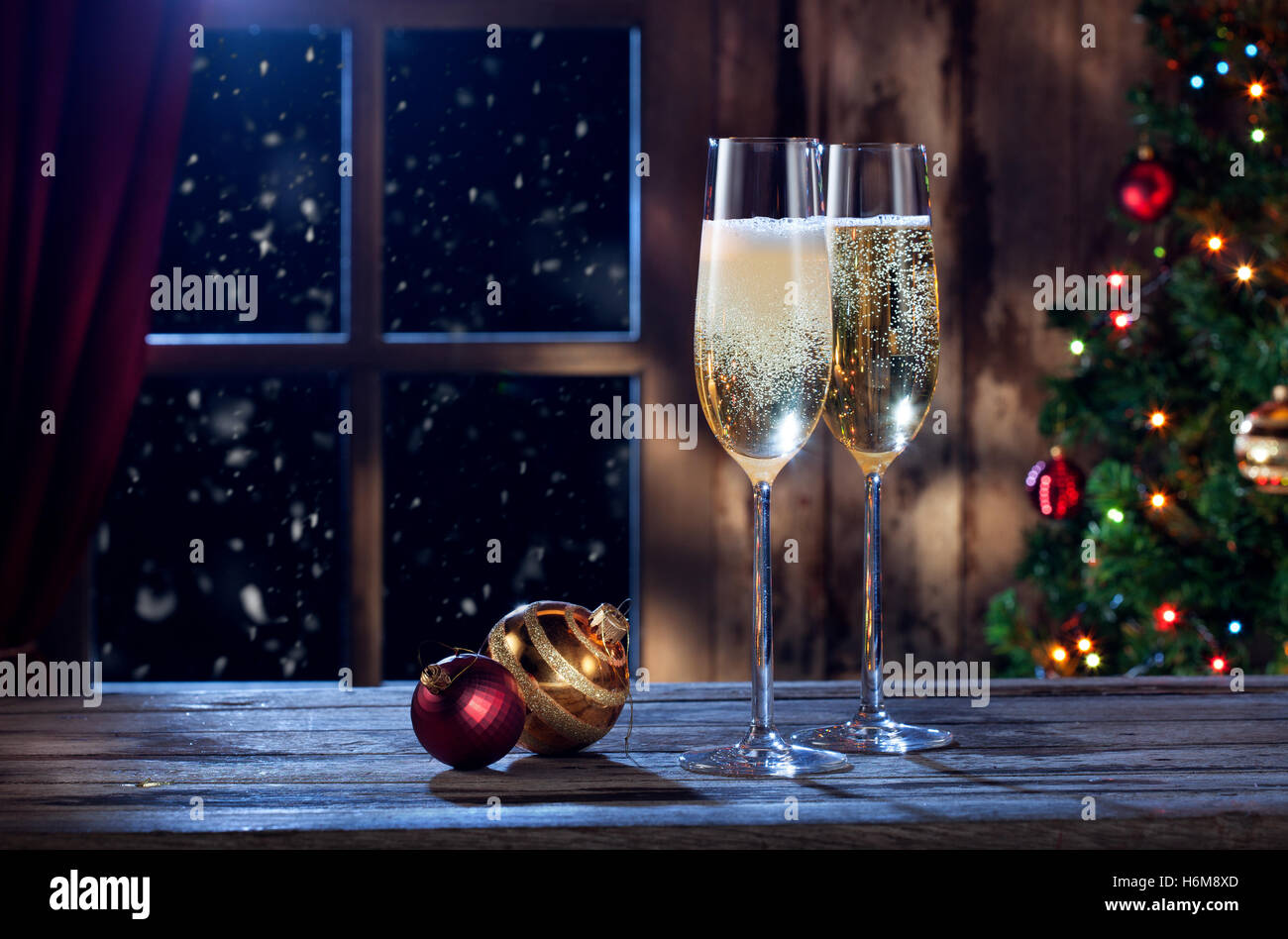 Vue rapprochée de deux verres à champagne à l'arrière de couleur Banque D'Images