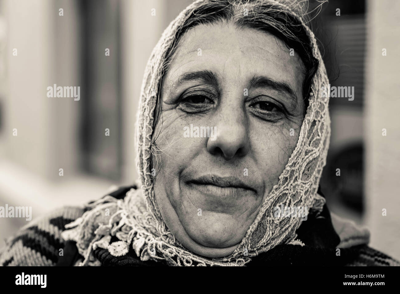 Portrait d'une femme réfugiée sans-abri en Norvège avec une sorte visage ravagé Banque D'Images