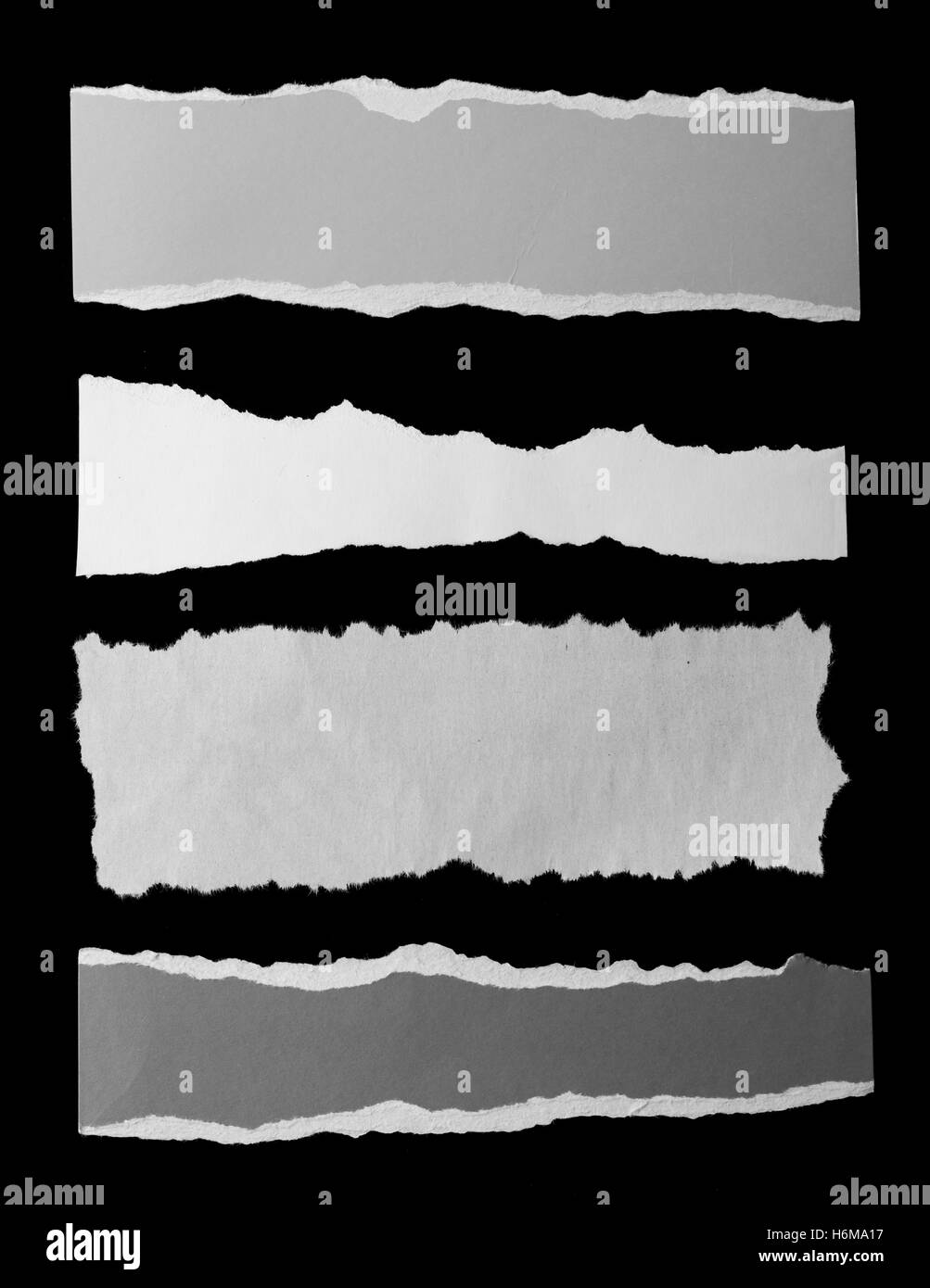 Morceaux de papier déchiré sur noir Banque D'Images