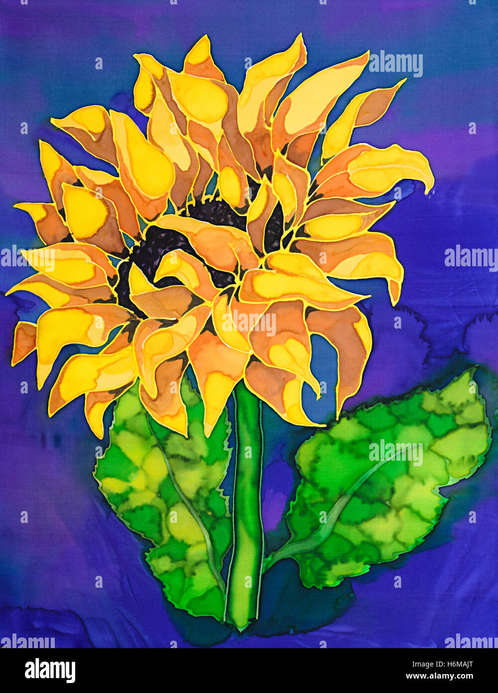Photographie de peinture sur soie d'un tournesol jaune contre l'arrière-plan en utilisant la vapeur classé teintures fixes par Paula Chapman. Banque D'Images