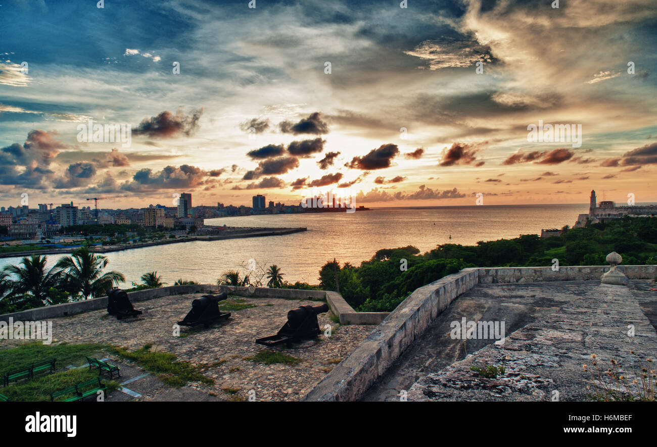 Toits de La Havane et de la baie d'entrée à la tombée de la forteresse El Morro Banque D'Images