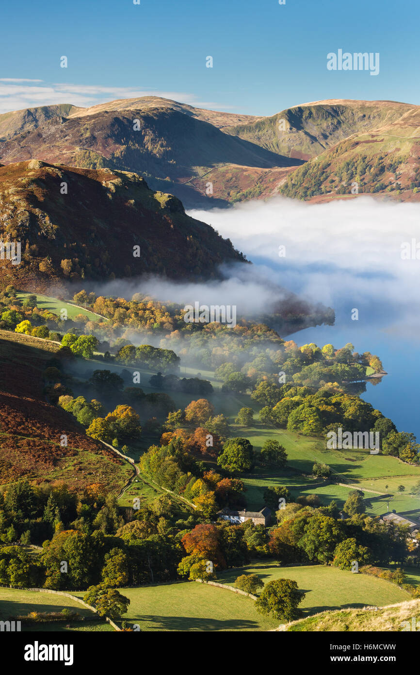 Misty d'automne à l'ensemble de Ullswater dans le Lake District, en Angleterre Banque D'Images