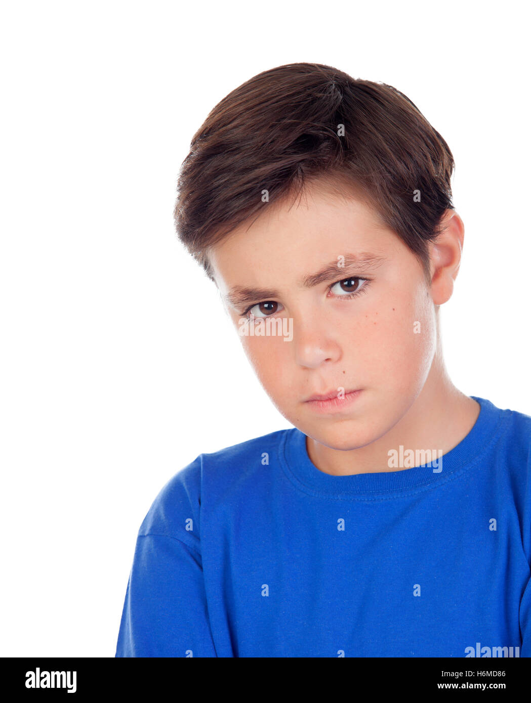 L'enfant en colère avec dix ans et tee-shirt bleu isolé sur fond blanc Banque D'Images