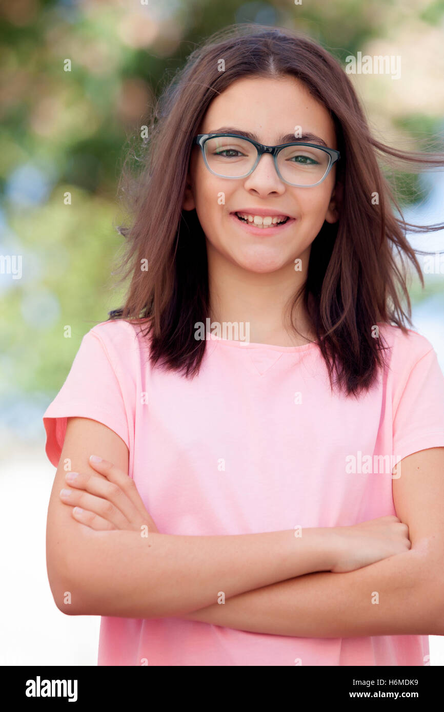 Preteenager jolie fille de 12 ans avec des lunettes à l'extérieur Photo  Stock - Alamy