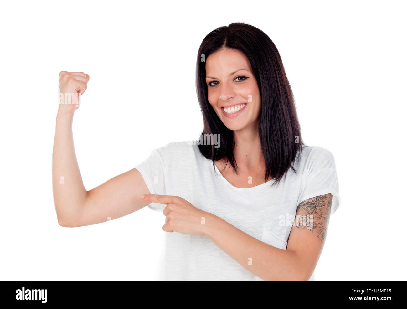 Cool brunette woman pointing ses biceps isolé sur fond blanc Banque D'Images