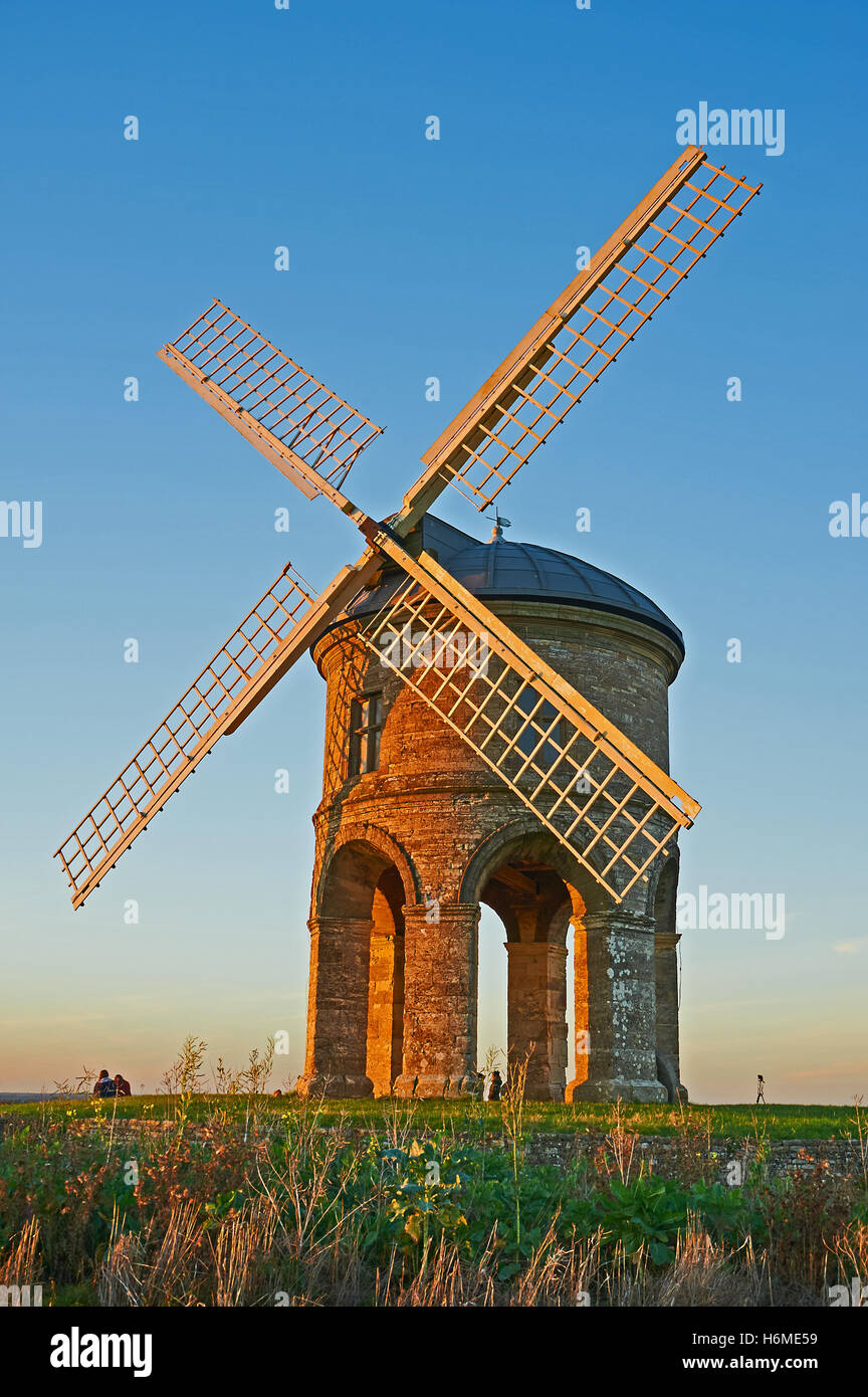 Moulin à Vent de Chesterton dans le Warwickshire est un bâtiment unique dans le paysage, conçu par Sir Edmund Whistlers Campground Banque D'Images