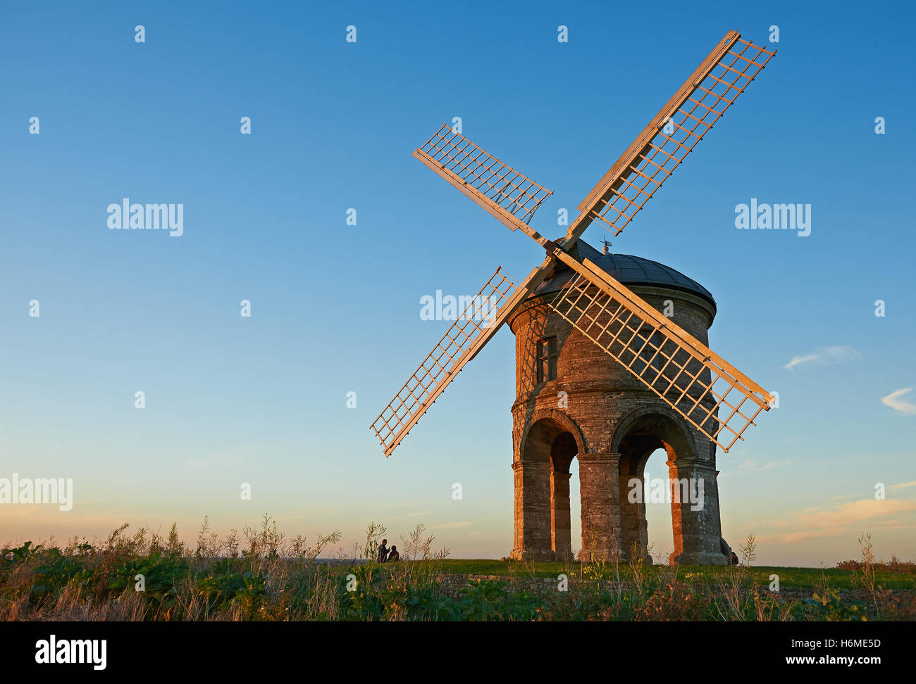 Moulin à Vent de Chesterton dans le Warwickshire est un bâtiment unique dans le paysage, conçu par Sir Edmund Whistlers Campground Banque D'Images