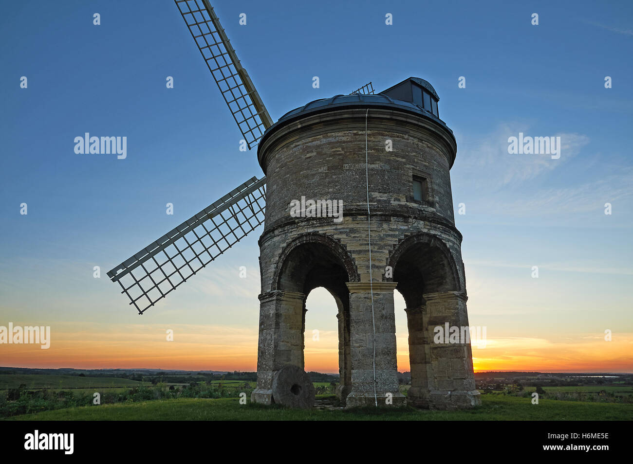 Moulin à Vent de Chesterton dans le Warwickshire est un bâtiment unique dans le paysage, conçu par Sir Edmund Whistlers Campground Banque D'Images