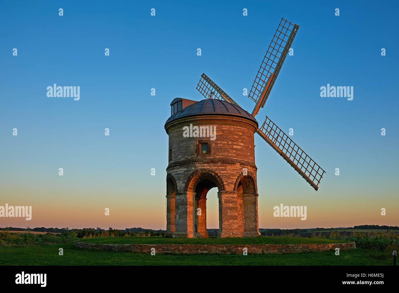 Moulin à Vent de Chesterton dans le Warwickshire est un bâtiment unique dans le paysage, conçu par Sir Edmund Whistlers Campground Banque D'Images