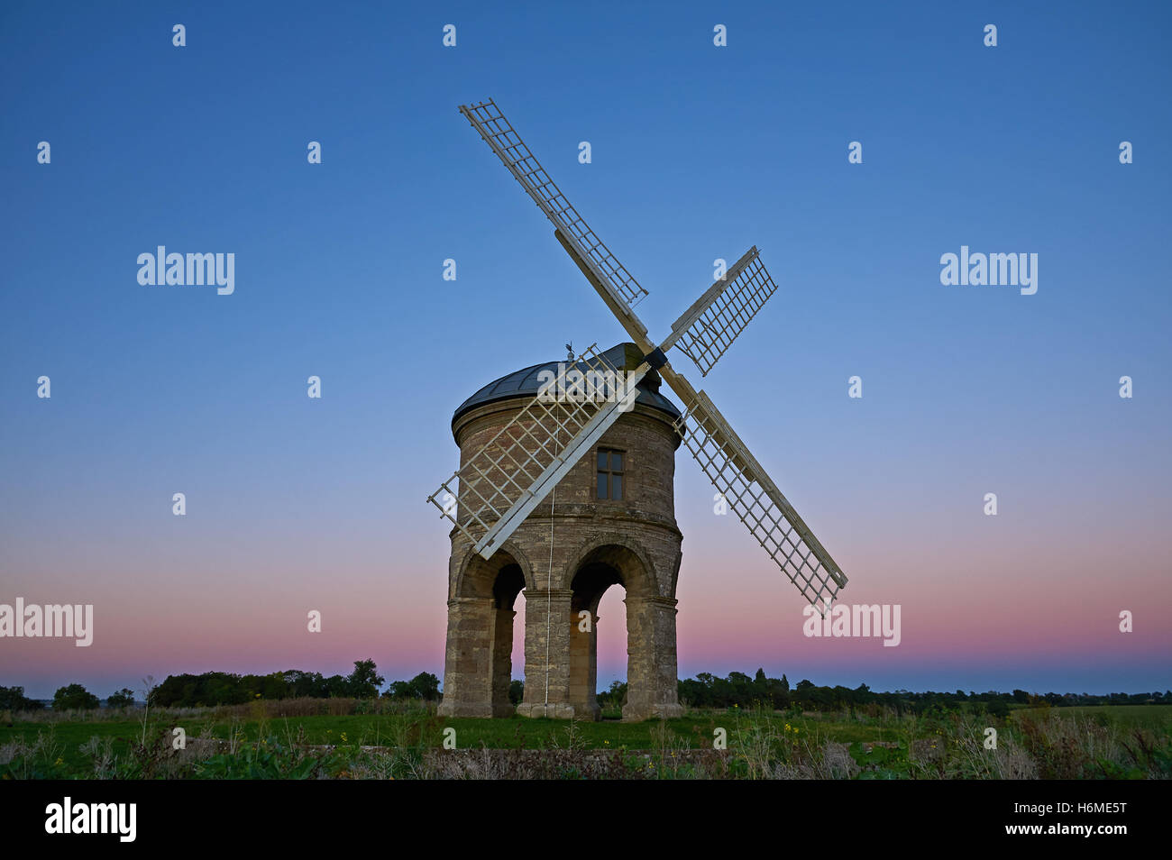Moulin à Vent de Chesterton dans le Warwickshire est un bâtiment unique dans le paysage, conçu par Sir Edmund Whistlers Campground Banque D'Images