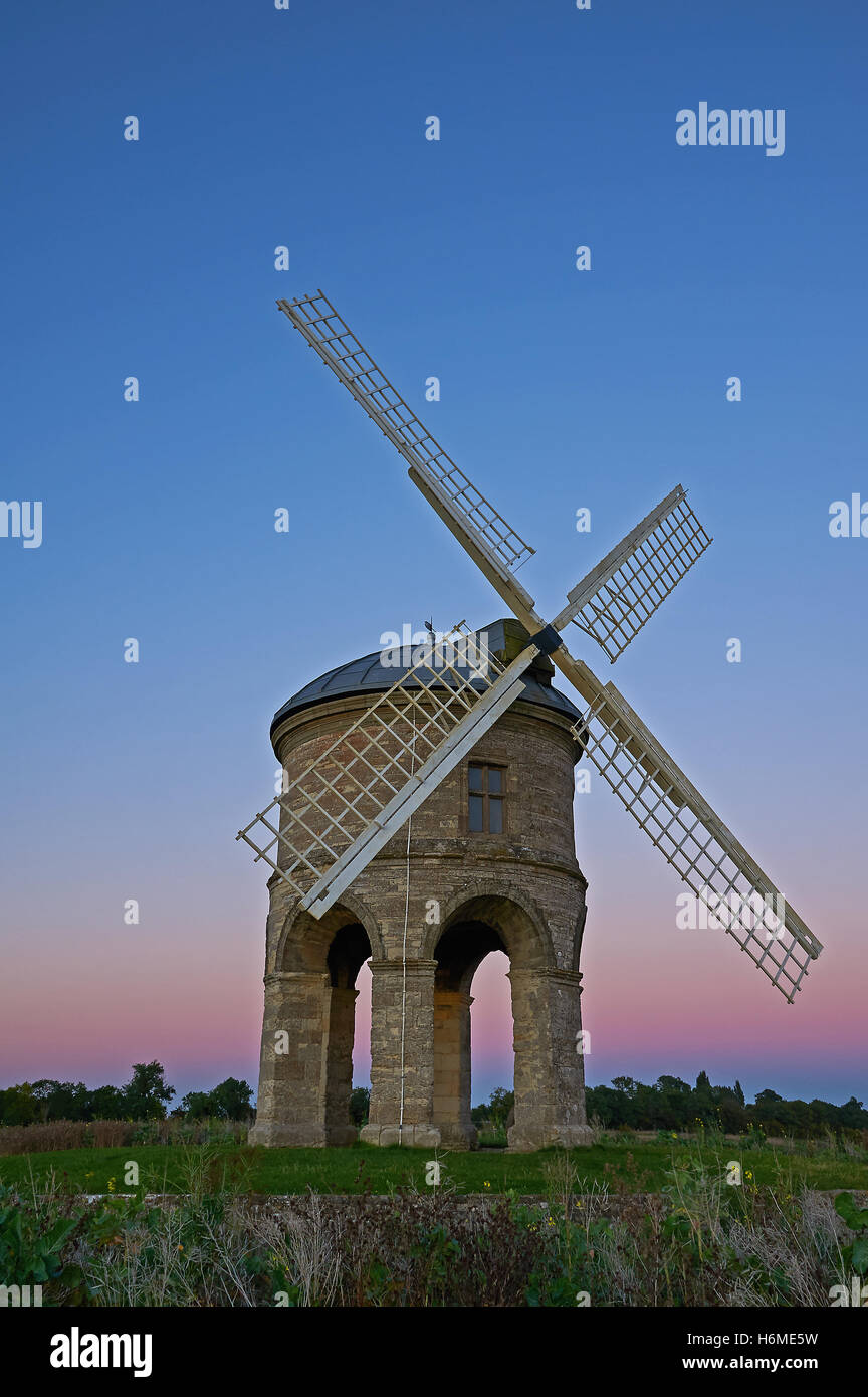 Moulin à Vent de Chesterton dans le Warwickshire est un bâtiment unique dans le paysage, conçu par Sir Edmund Whistlers Campground Banque D'Images