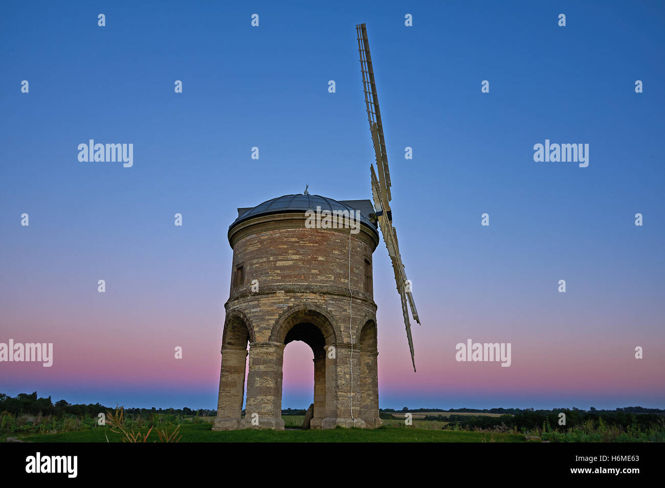 Moulin à Vent de Chesterton dans le Warwickshire est un bâtiment unique dans le paysage, conçu par Sir Edmund Whistlers Campground Banque D'Images