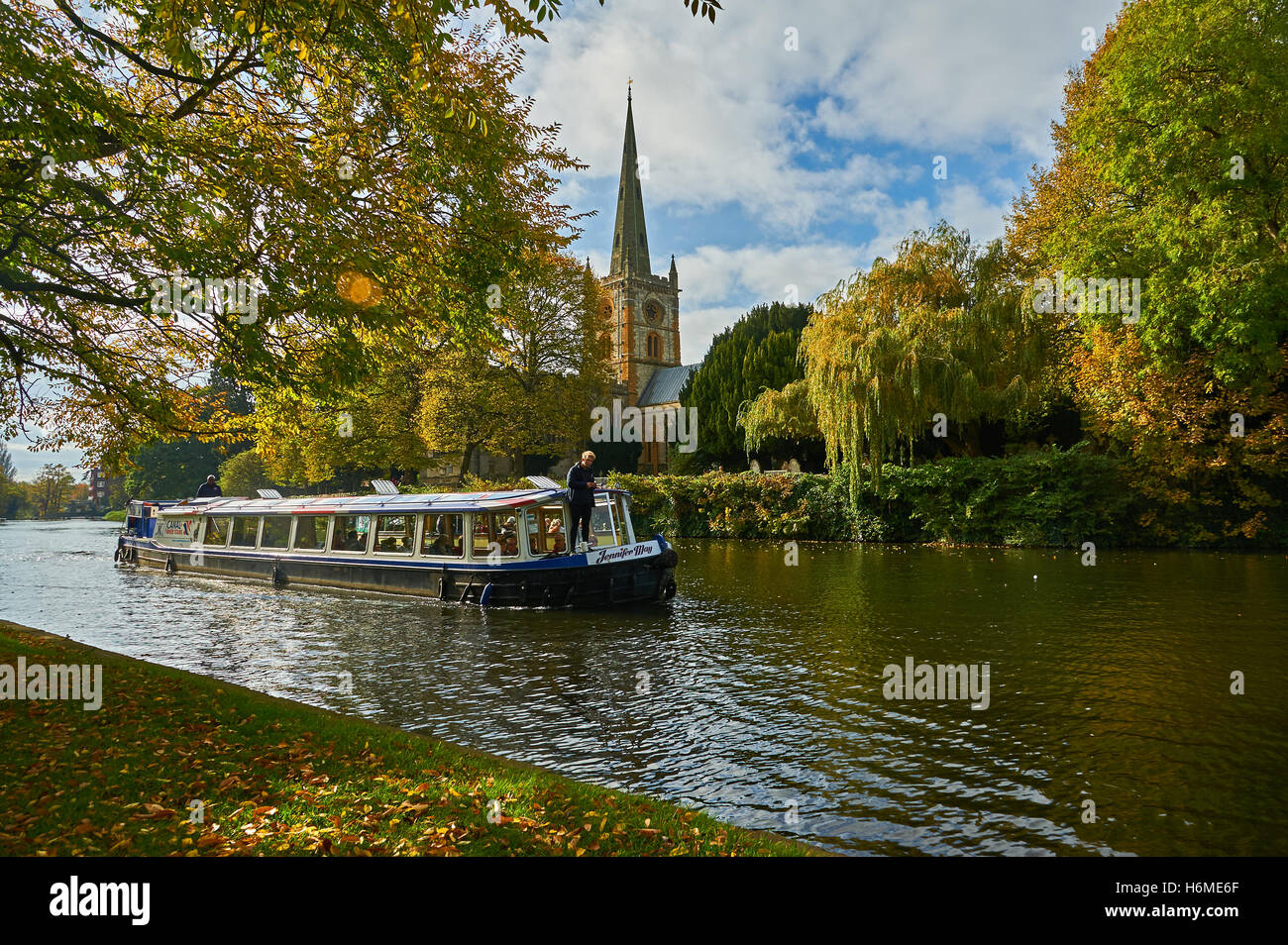 Plaisir cruiser sur la rivière Avon à Stratford upon Avon, avec des couleurs automnales sur les arbres. Banque D'Images