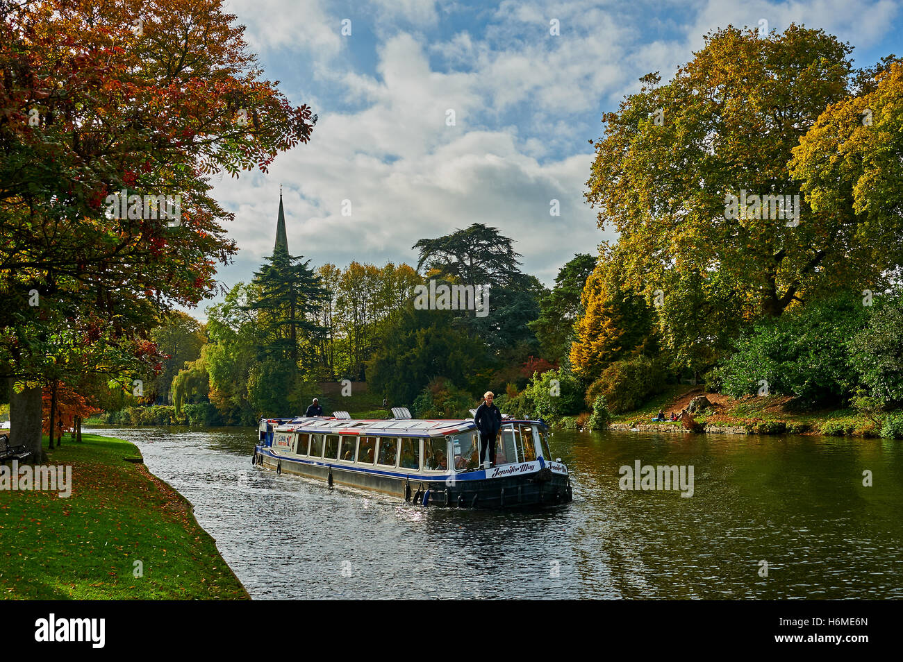 Plaisir cruiser sur la rivière Avon à Stratford upon Avon, avec des couleurs automnales sur les arbres. Banque D'Images