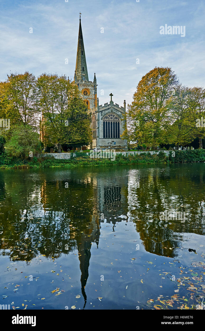 L'église Holy Trinity se situe sur les rives de la rivière Avon à Stratford upon Avon, Warwickshire Banque D'Images