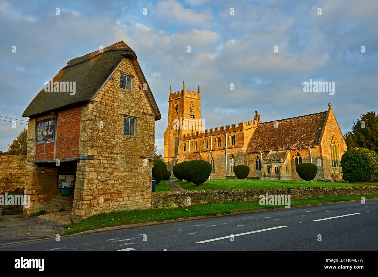 L'église paroissiale de St Pierre et St Paul dans le village de Warwickshire de long Compton Banque D'Images