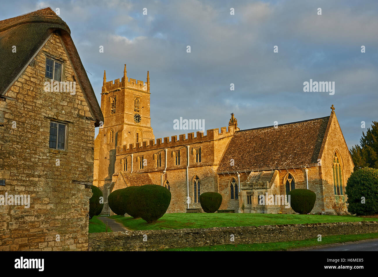 L'église paroissiale de St Pierre et St Paul dans le village de Warwickshire de long Compton Banque D'Images