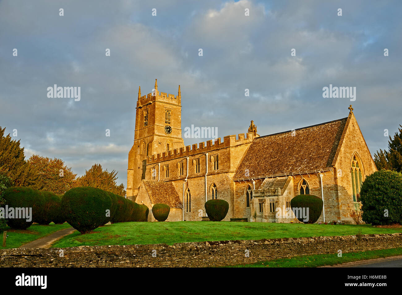 L'église paroissiale de St Pierre et St Paul dans le village de Warwickshire de long Compton Banque D'Images