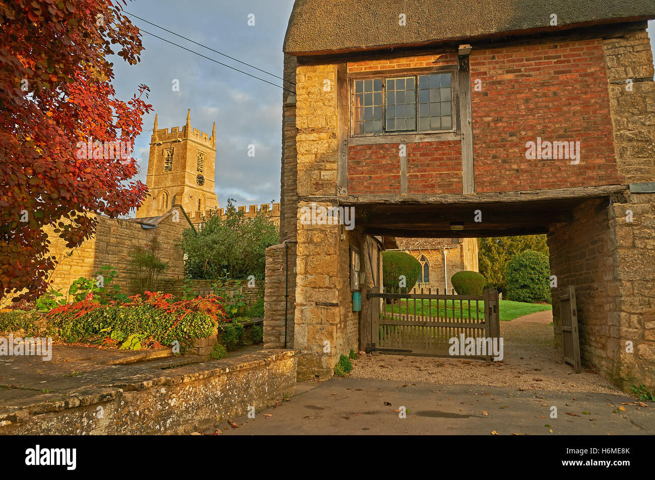 L'église paroissiale de St Pierre et St Paul dans le village de Warwickshire de long Compton Banque D'Images