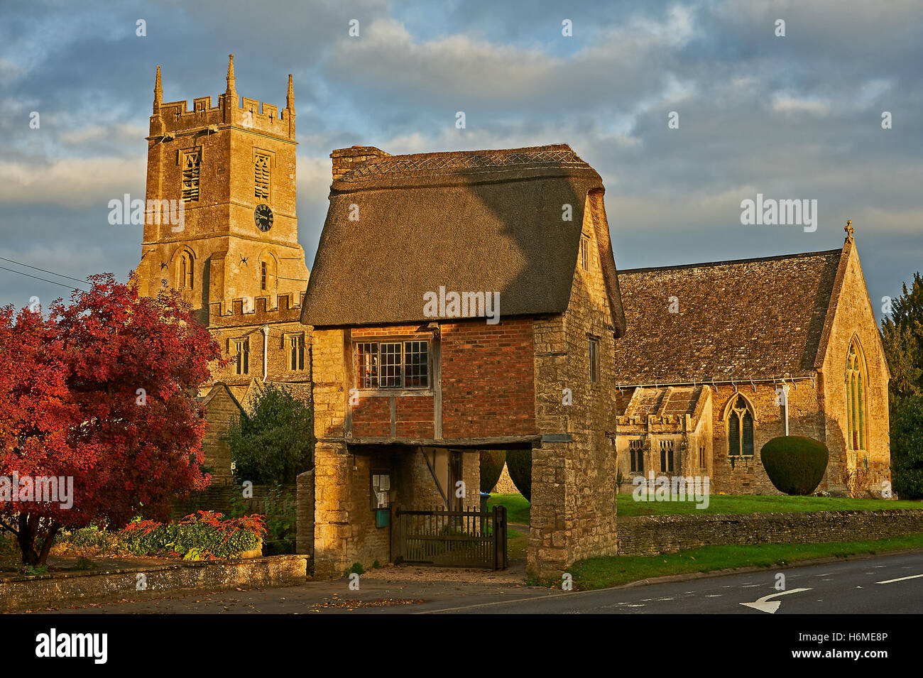 L'église paroissiale de St Pierre et St Paul dans le village de Warwickshire de long Compton Banque D'Images