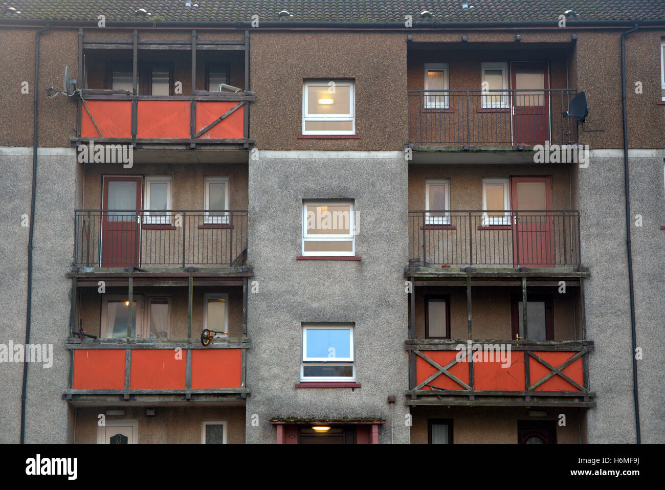Faifley Clydebank près de 60 avec des vérandas bâtiment moderne montrant classe ouvrière vivant dans une forme graphique Banque D'Images