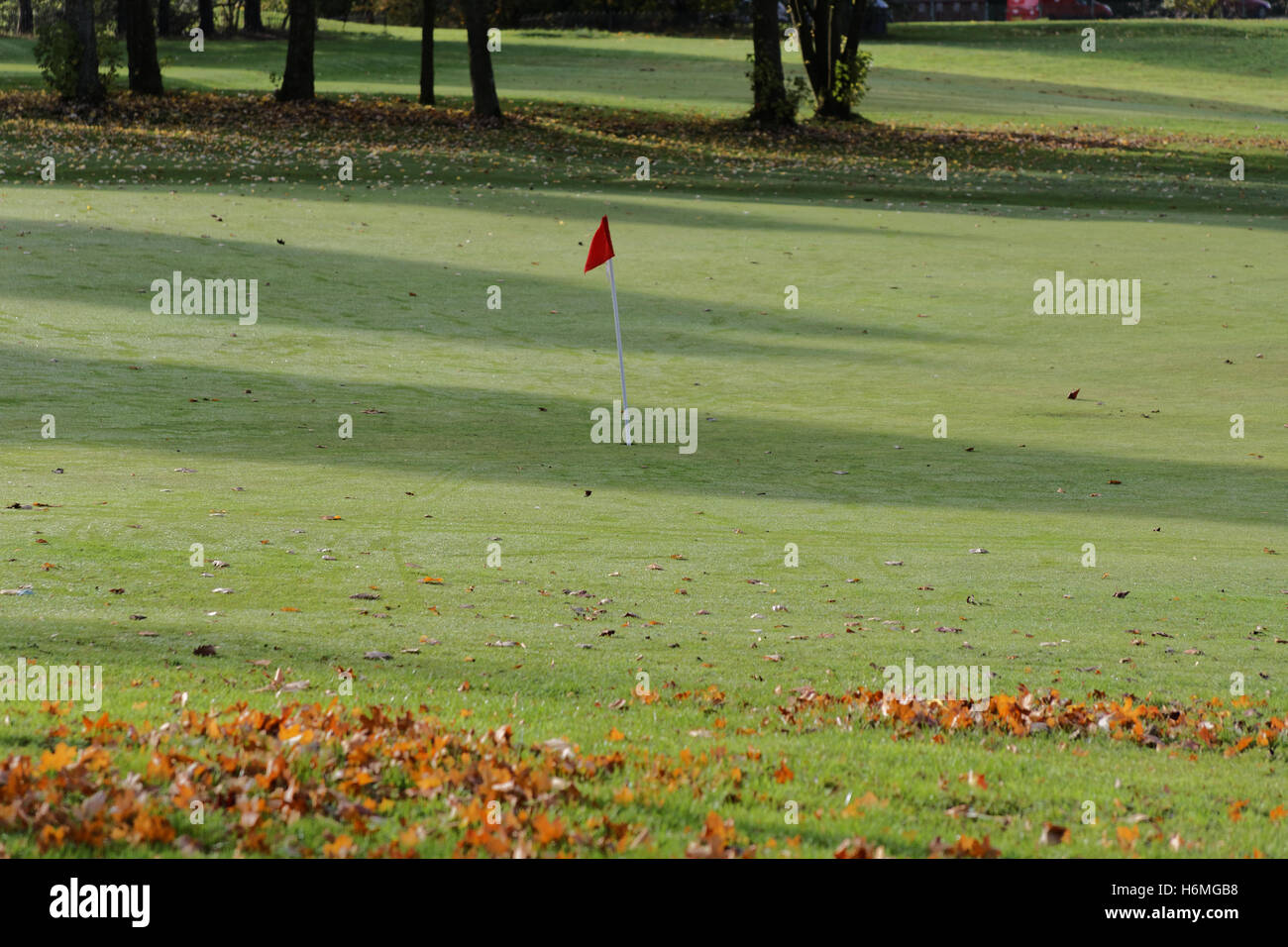 Glasgow district council parcours de golf de chevalier drapeau rouge sur le parcours de golf 18 trous ou dernier trou dans la perspective verte du parcours 9 trous Banque D'Images