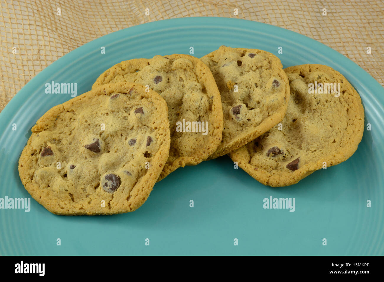 Cookies aux pépites de chocolat sur plaque bleue Banque D'Images